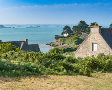 Maison Bretonne, vue sur l'ile de Batz dans la région de Morlaix / Saint Pol de Léon et Roscoff