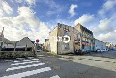 BARRAINE IMMO, à vendre en exclusivité à LANDIVISIAU, bourg, ancien garage avec maison d’habitation, parcelle de 686 m2